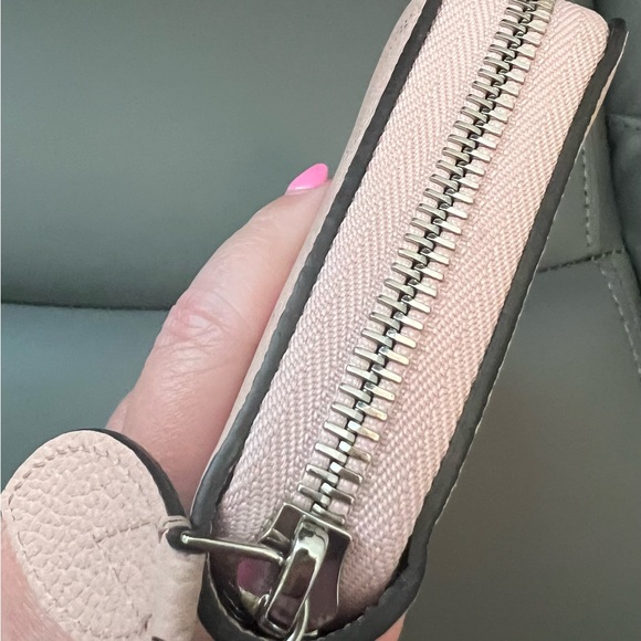 Like New Louis Vuitton Zippy Wallet - Picture 4 of 11